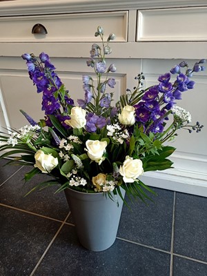 Kleurrijk boeket met rozen en seizoensbloemen