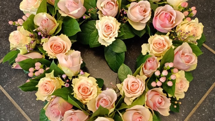 Open hart van roze rozen met hypericum